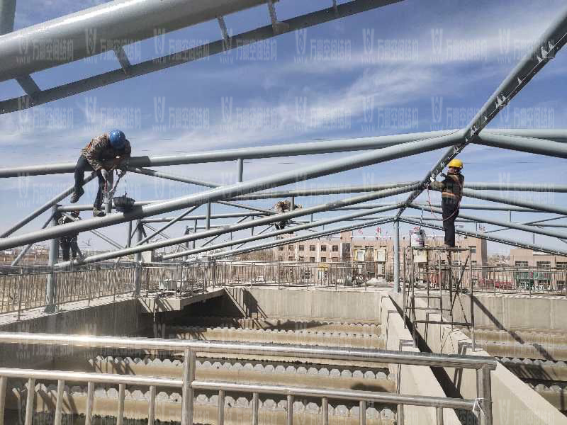 格爾木工業(yè)園昆侖工業(yè)區(qū)工業(yè)污水廠污水池保溫膜結(jié)構(gòu)工程位于海西蒙古族藏族自治州格爾木市,此項(xiàng)目是國(guó)內(nèi)首個(gè)ETFE膜結(jié)構(gòu)污水池加蓋工程。   該工程主要建設(shè)格爾木工業(yè)園昆侖工業(yè)區(qū)工業(yè)污水處理廠首期2.5萬(wàn)立方米/天工程二沉池、水解酸化池和預(yù)沉池池體保溫膜結(jié)構(gòu)安裝。項(xiàng)目用鋼量230噸,膜結(jié)構(gòu)展開(kāi)面積5000平米。    目前,預(yù)沉池和酸化水解池鋼結(jié)構(gòu)已完成,油漆已完成。二沉池基柱加焊,鋼架焊接中。    期待整個(gè)工程的完工,來(lái)領(lǐng)略它別致的風(fēng)采。 格爾木工業(yè)園昆侖工業(yè)區(qū)工業(yè)污水廠污水池保溫膜結(jié)構(gòu)工程位于海西蒙古族藏族自治州格爾木市,此項(xiàng)目是國(guó)內(nèi)首個(gè)ETFE膜結(jié)構(gòu)污水池加蓋工程。   該工程主要建設(shè)格爾木工業(yè)園昆侖工業(yè)區(qū)工業(yè)污水處理廠首期2.5萬(wàn)立方米/天工程二沉池、水解酸化池和預(yù)沉池池體保溫膜結(jié)構(gòu)安裝。項(xiàng)目用鋼量230噸,膜結(jié)構(gòu)展開(kāi)面積5000平米。    目前,預(yù)沉池和酸化水解池鋼結(jié)構(gòu)已完成,油漆已完成。二沉池基柱加焊,鋼架焊接中。    期待整個(gè)工程的完工,來(lái)領(lǐng)略它別致的風(fēng)采。