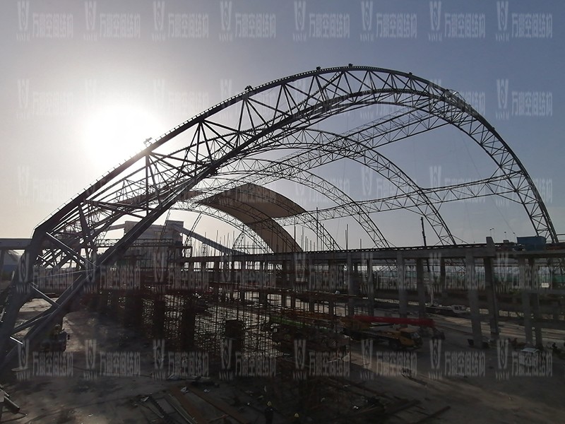 內(nèi)蒙能源長(zhǎng)城五礦選煤廠鋼骨架膜棚建設(shè)項(xiàng)目膜結(jié)構(gòu)安裝中 內(nèi)蒙能源長(zhǎng)城五礦選煤廠鋼骨架膜棚建設(shè)項(xiàng)目膜結(jié)構(gòu)安裝中