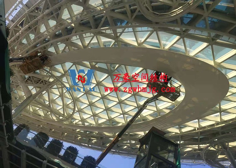 滬通鐵路張家港站地方配套工程站前西側旅客集散區蝴蝶造型天幕工程膜結構安裝中 滬通鐵路張家港站地方配套工程站前西側旅客集散區蝴蝶造型天幕工程膜結構安裝中