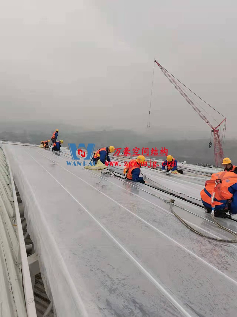 重慶龍興足球場ETFE屋面膜結構工程屋面鋼結構完成,膜結構安裝中 重慶龍興足球場ETFE屋面膜結構工程屋面鋼結構完成,膜結構安裝中