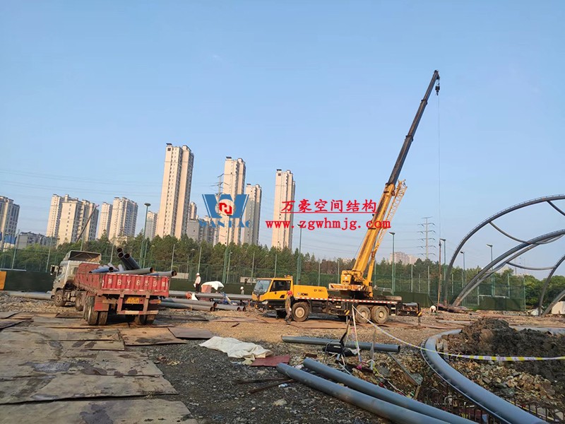 寧波諾丁漢大學(xué)室外運(yùn)動(dòng)場地改擴(kuò)建項(xiàng)目膜結(jié)構(gòu)工程火熱施工中 寧波諾丁漢大學(xué)室外運(yùn)動(dòng)場地改擴(kuò)建項(xiàng)目膜結(jié)構(gòu)工程火熱施工中