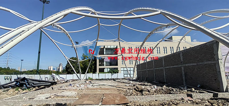 寧波諾丁漢大學(xué)室外運動場地改擴(kuò)建項目膜結(jié)構(gòu)工程鋼結(jié)構(gòu)已完成 寧波諾丁漢大學(xué)室外運動場地改擴(kuò)建項目膜結(jié)構(gòu)工程鋼結(jié)構(gòu)已完成