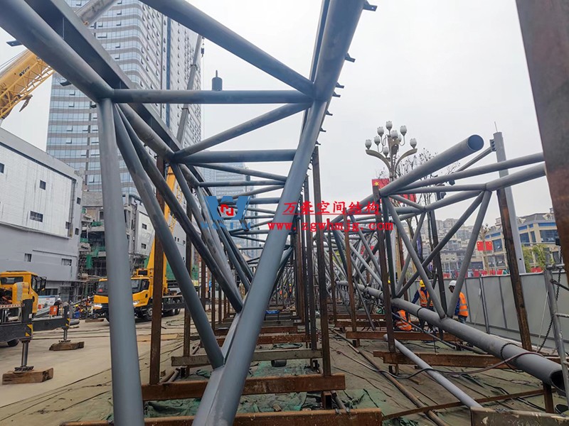 明宇廣場6號地塊商業(yè)(萬達(dá)廣場)改造項(xiàng)目鋼膜結(jié)構(gòu)ETFE蓋頂天幕工程進(jìn)入鋼結(jié)構(gòu)吊裝階段 明宇廣場6號地塊商業(yè)(萬達(dá)廣場)改造項(xiàng)目鋼膜結(jié)構(gòu)ETFE蓋頂天幕工程進(jìn)入鋼結(jié)構(gòu)吊裝階段