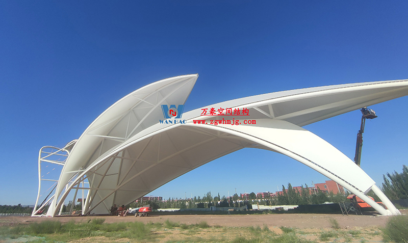 陜西定邊馬蓮灘沙漠公園鋼膜結構工程“奮力快跑”，工程“進度條”刷新了!