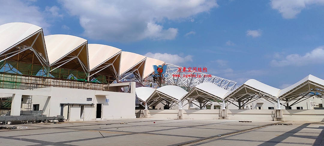 海南醫(yī)學(xué)院第一附屬醫(yī)院江東新院區(qū)連廊天幕順利完工 海南醫(yī)學(xué)院第一附屬醫(yī)院江東新院區(qū)連廊天幕順利完工