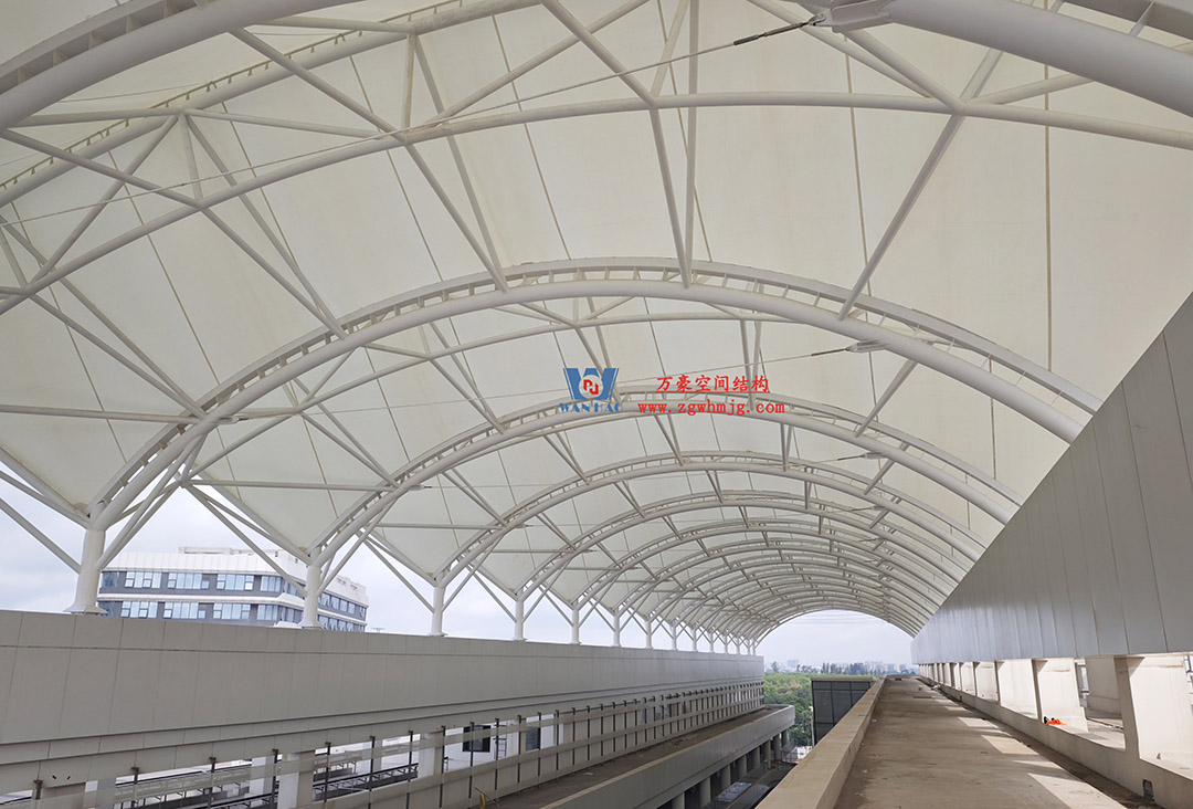 海南醫(yī)學(xué)院第一附屬醫(yī)院江東新院區(qū)連廊天幕順利完工 海南醫(yī)學(xué)院第一附屬醫(yī)院江東新院區(qū)連廊天幕順利完工