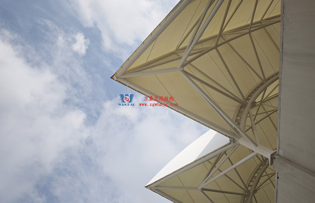 海南醫(yī)學(xué)院第一附屬醫(yī)院江東新院區(qū)連廊天幕順利完工 海南醫(yī)學(xué)院第一附屬醫(yī)院江東新院區(qū)連廊天幕順利完工