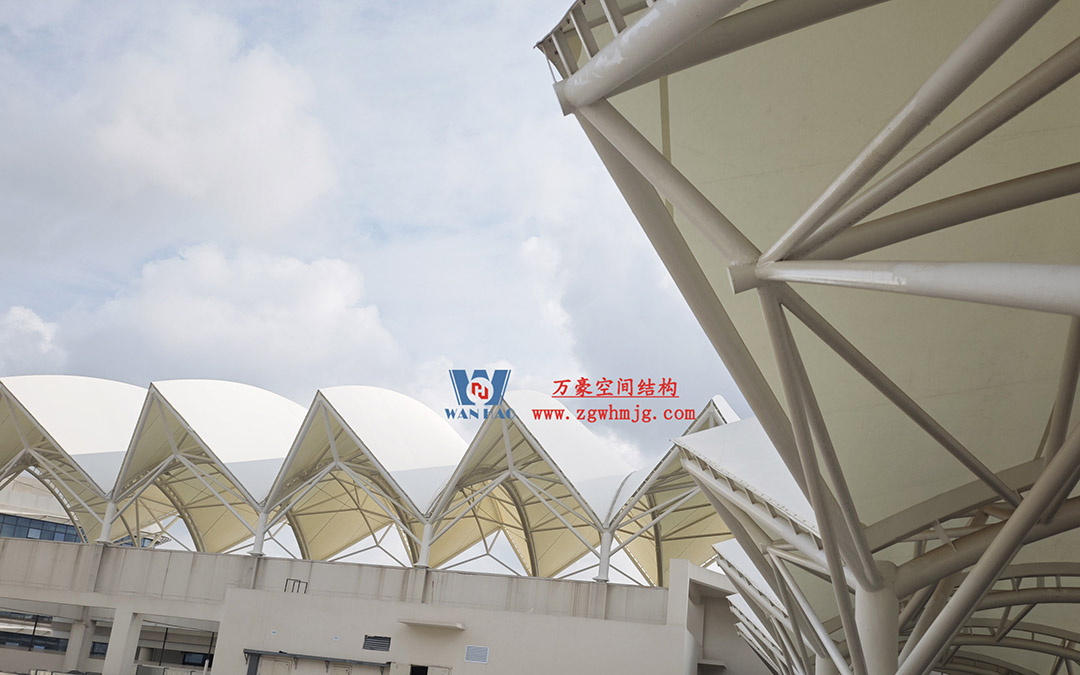 海南醫(yī)學(xué)院第一附屬醫(yī)院江東新院區(qū)連廊天幕順利完工 海南醫(yī)學(xué)院第一附屬醫(yī)院江東新院區(qū)連廊天幕順利完工