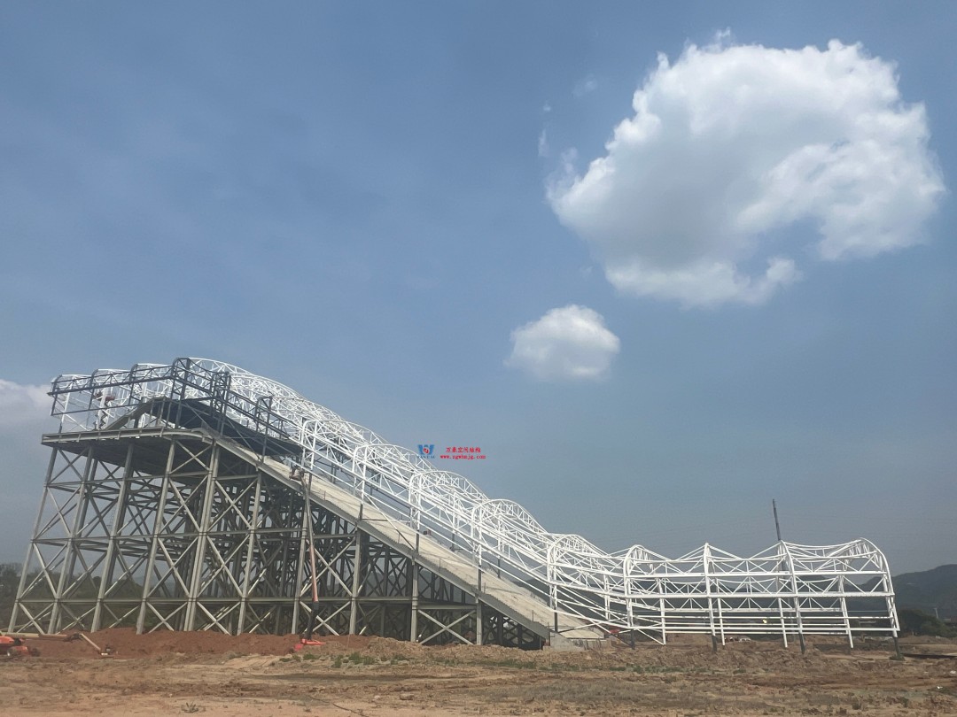 馭風逐沙，織就賽道美學——比亞迪紹興嵊州賽車場干拔沙坡觀景平臺鋼膜結(jié)構(gòu)