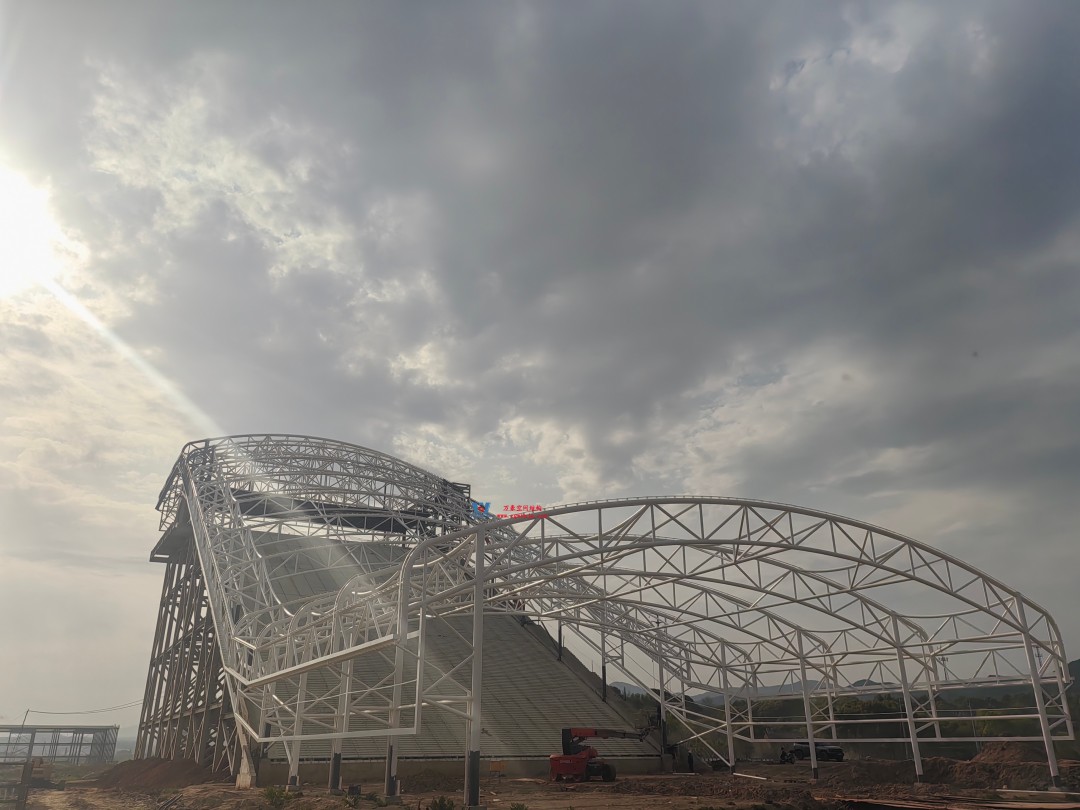 比亞迪紹興嵊州賽車(chē)場(chǎng)干拔沙坡觀景平臺(tái)鋼結(jié)構(gòu)項(xiàng)目 比亞迪紹興嵊州賽車(chē)場(chǎng)干拔沙坡觀景平臺(tái)鋼結(jié)構(gòu)項(xiàng)目