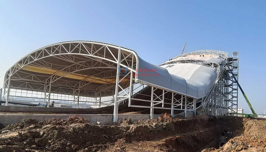 比亞迪賽車場驚現“風之翼”!又一座PTFE膜結構干拔沙坡頂棚拔地而起 比亞迪賽車場驚現“風之翼”!又一座PTFE膜結構干拔沙坡頂棚拔地而起