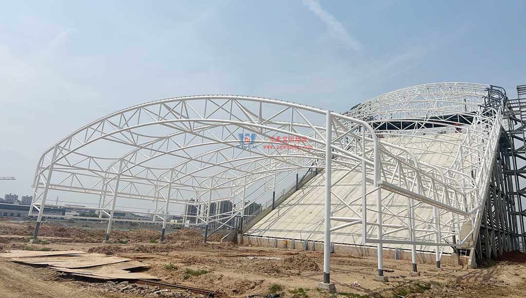 比亞迪賽車場驚現“風之翼”!又一座PTFE膜結構干拔沙坡頂棚拔地而起 比亞迪賽車場驚現“風之翼”!又一座PTFE膜結構干拔沙坡頂棚拔地而起