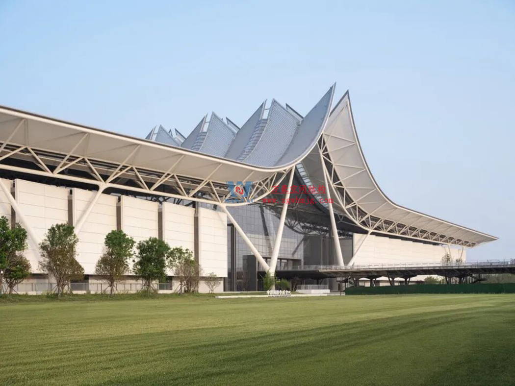 中原會展二期竣工！浙江萬豪集團助力打造城市巨型天幕