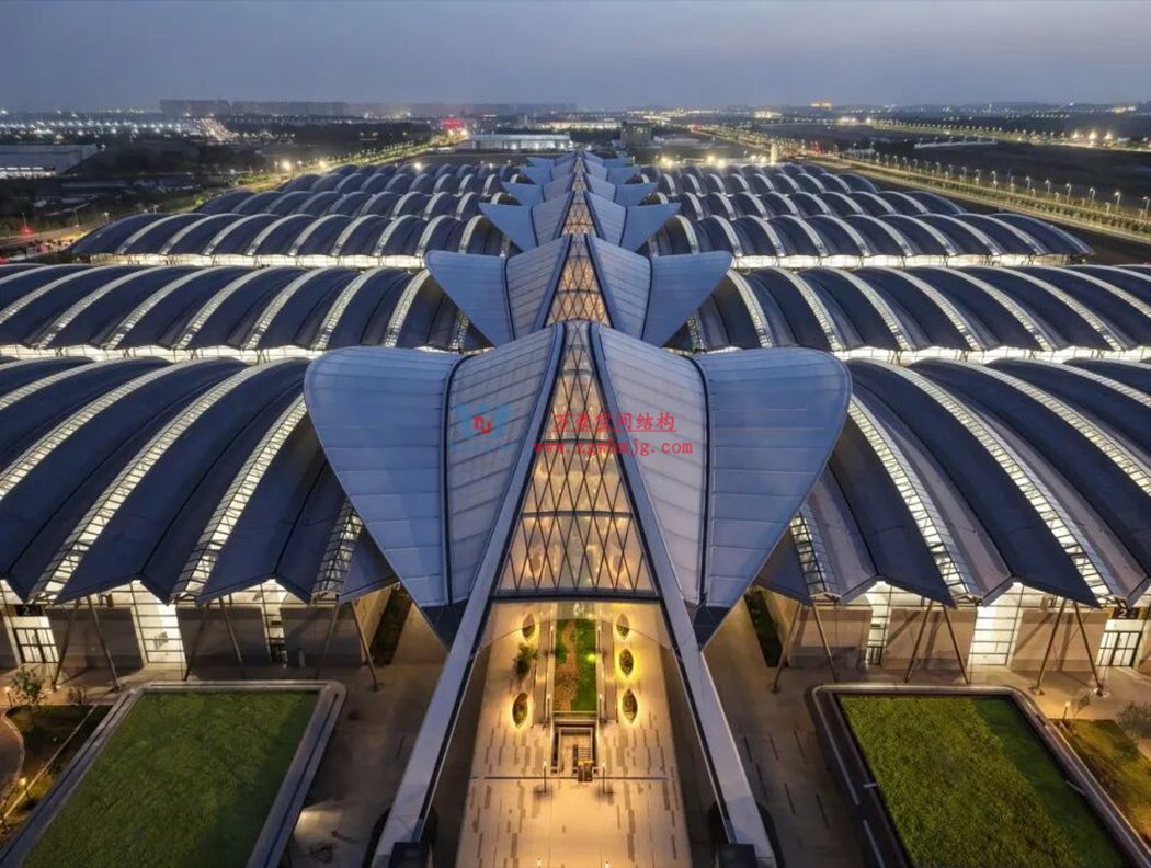 中原會展二期竣工！浙江萬豪集團助力打造城市巨型天幕
