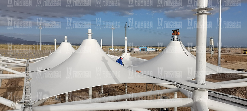 茶卡景區(qū)（二期）膜結(jié)構(gòu)工程A區(qū)鋼結(jié)構(gòu)主體施工完成，膜結(jié)構(gòu)開始安裝