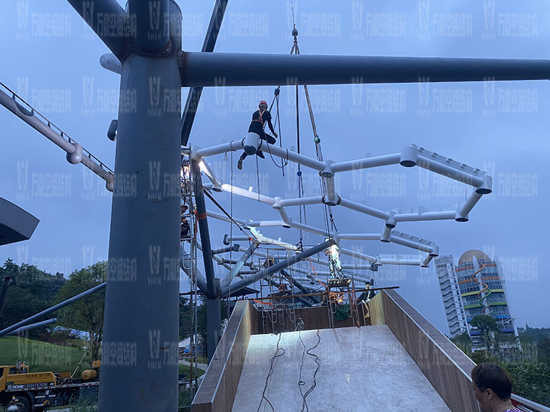 樂清鐵定溜溜樂園膜結構工程商業街網殼吊裝中