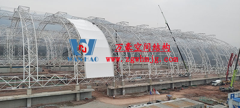 四川高興煤炭儲備基地建設項目鋼結構接近尾聲，膜結構開始安裝