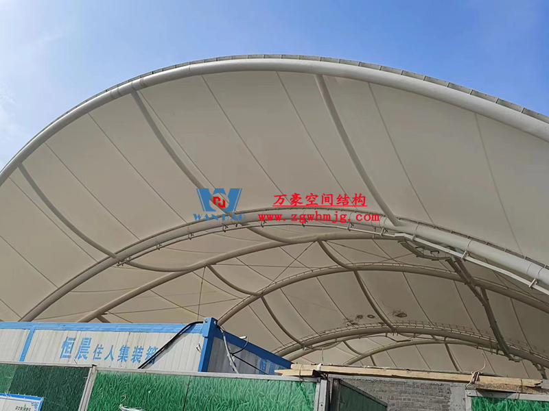 寧波諾丁漢大學室外運動場地改擴建項目膜結(jié)構(gòu)工程膜結(jié)構(gòu)安裝中