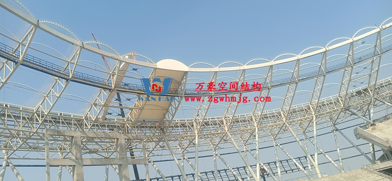 襄陽奧體中心膜結構工程鋼結構接近尾聲，膜結構開始安裝